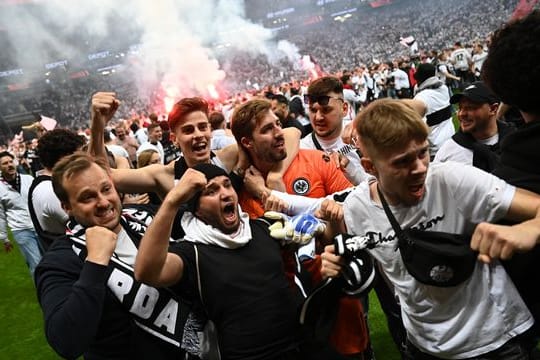 Nach dem Sieg von Eintracht Frankfurt feiern die Fans auch außerhalb des Stadions weiter.