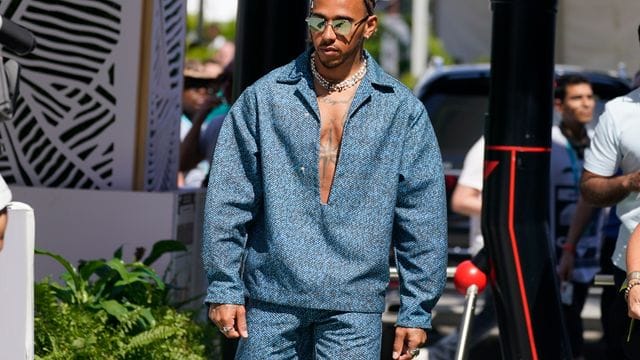 Lewis Hamilton ist genervt vom Schmuckverbot.