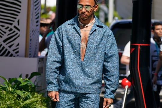 Lewis Hamilton ist genervt vom Schmuckverbot.