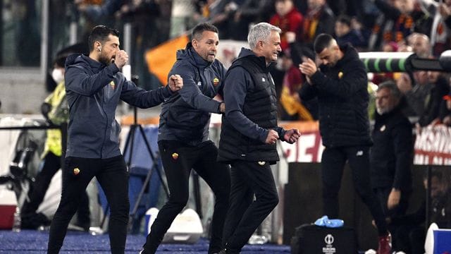 Nach dem Einzug mit AS Rom ins Finale der Conference League zu Tränen gerührt: Trainer José Mourinho (r).