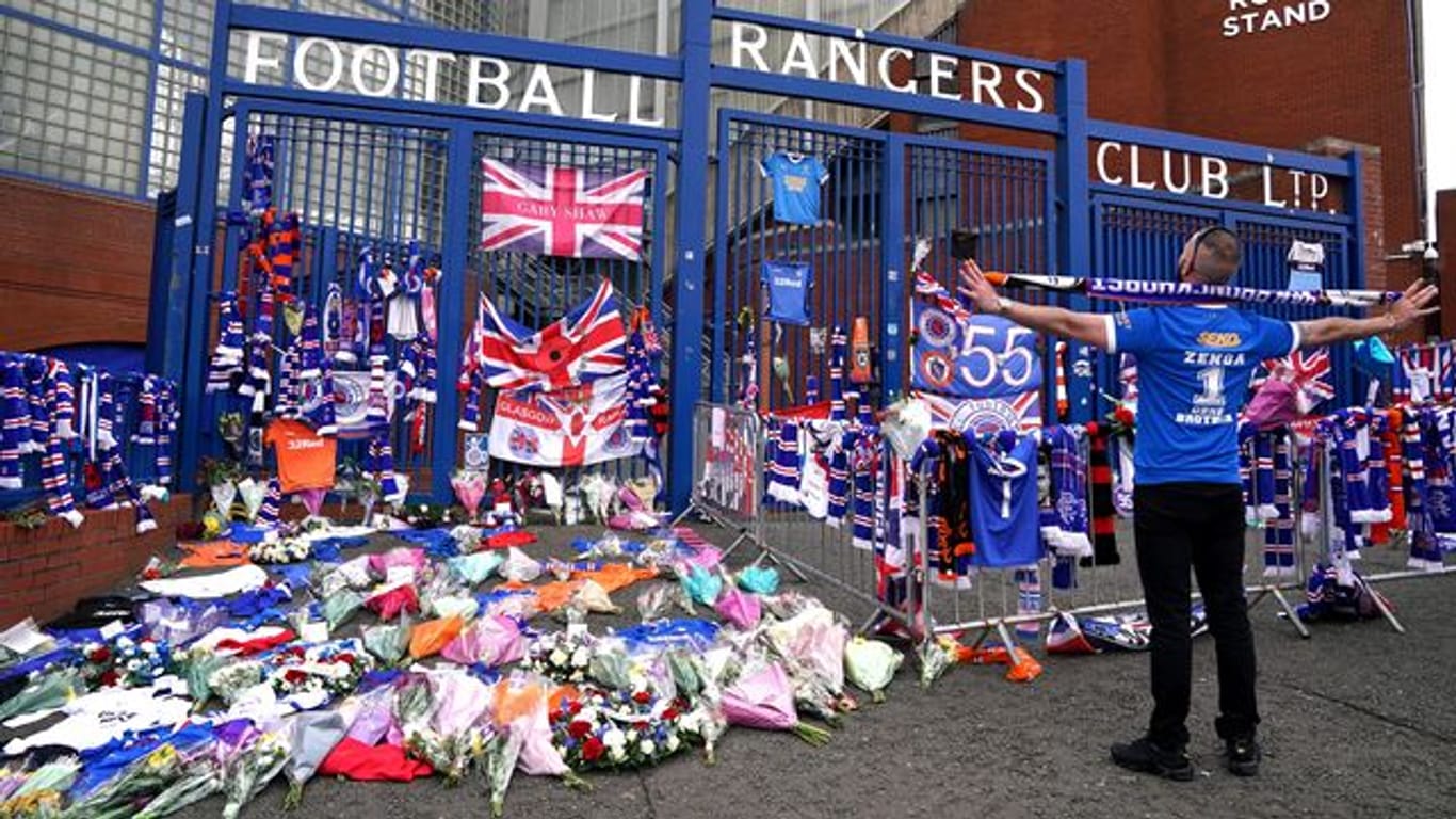 Vor dem Spiel gegen RB Leipzig liegen vor dem Stadion der Rangers Blumen zum Gedenken an Club-Ikone Jimmy Bell.