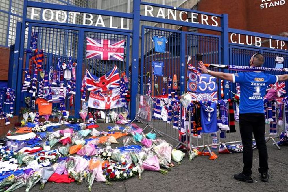 Vor dem Spiel gegen RB Leipzig liegen vor dem Stadion der Rangers Blumen zum Gedenken an Club-Ikone Jimmy Bell.