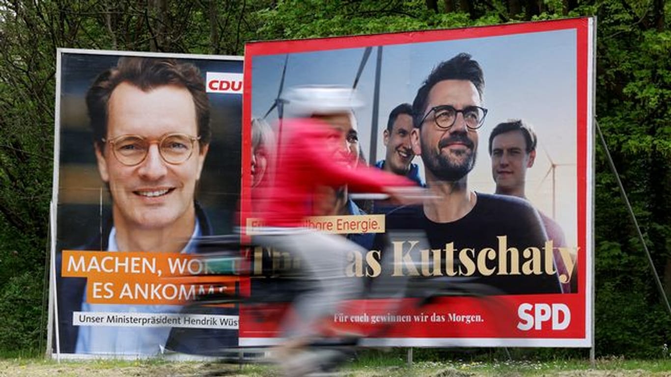 Wahlplakate mit Portraits der NRW-Spitzenkandidaten von CDU, Ministerpräsident Hendrik Wüst (l), und SPD, Thomas Kutschaty, in Köln.