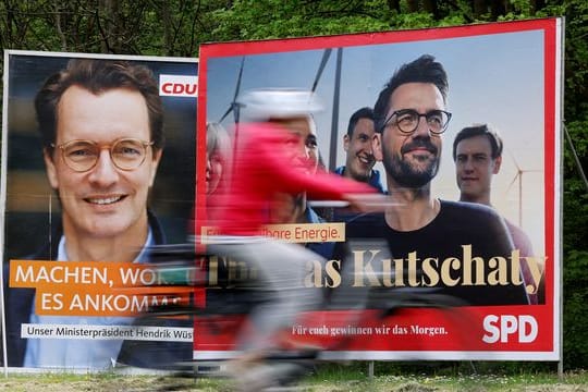 Wahlplakate mit Portraits der NRW-Spitzenkandidaten von CDU, Ministerpräsident Hendrik Wüst (l), und SPD, Thomas Kutschaty, in Köln.