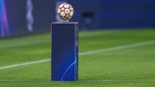 Champions League: Der Spielball liegt auf einer Stele.