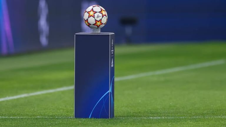 Champions League: Der Spielball liegt auf einer Stele.