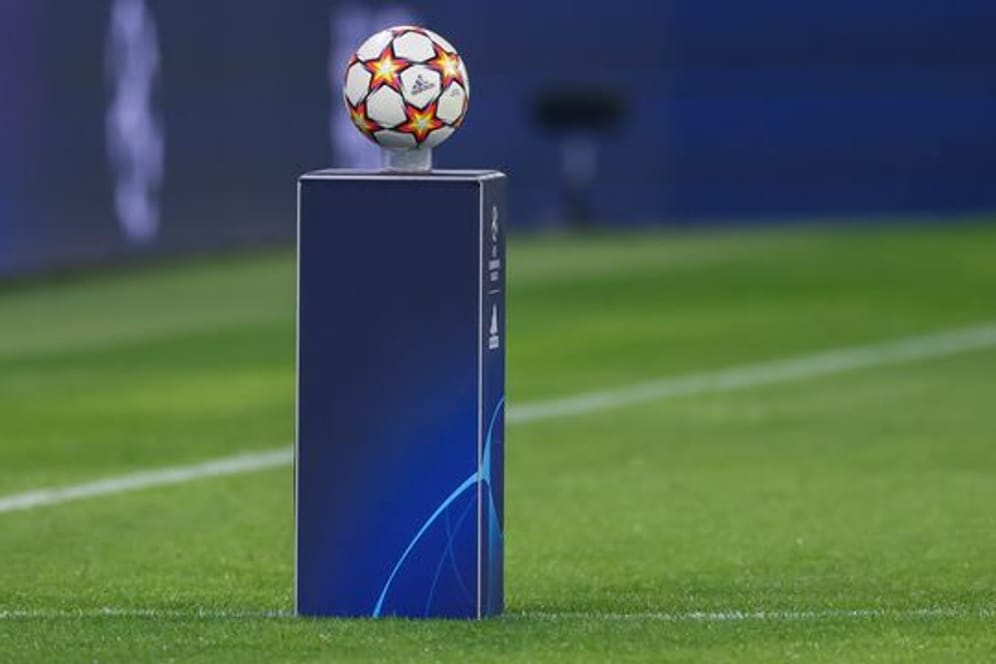 Champions League: Der Spielball liegt auf einer Stele.