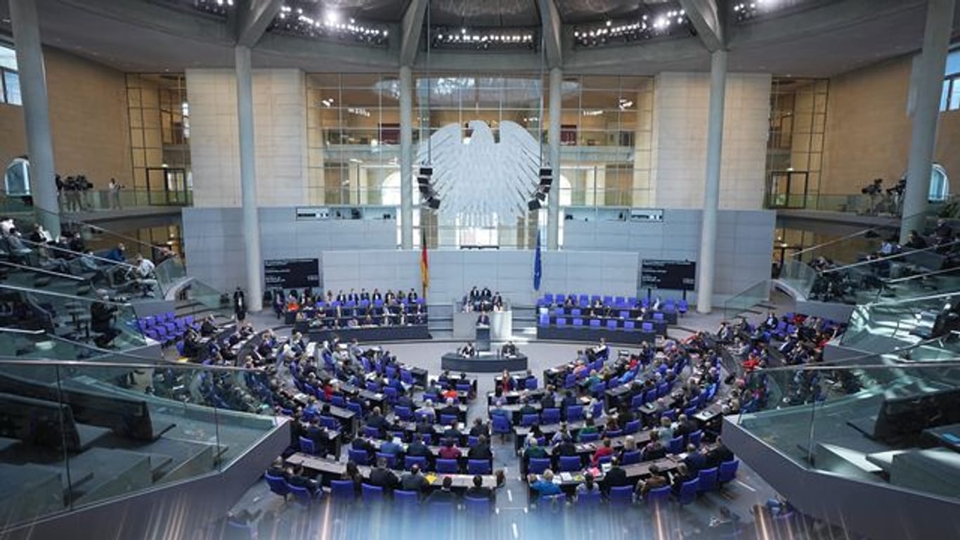 Die gesetzliche Regelgröße des Deutschen Bundestags von 598 Abgeordneten ist zurzeit um 138 Mandate überschritten.