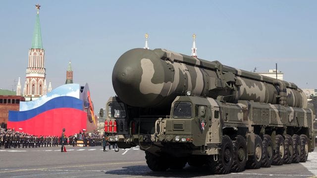 Eine russische Atomrakete bei der Militärparade zum "Tag des Sieges" auf dem Roten Platz in Moskau (Archivbild).