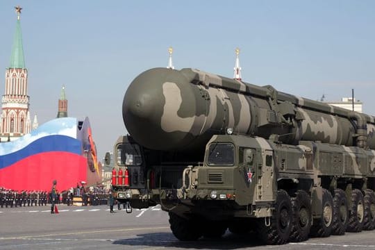 Eine russische Atomrakete bei der Militärparade zum "Tag des Sieges" auf dem Roten Platz in Moskau (Archivbild).