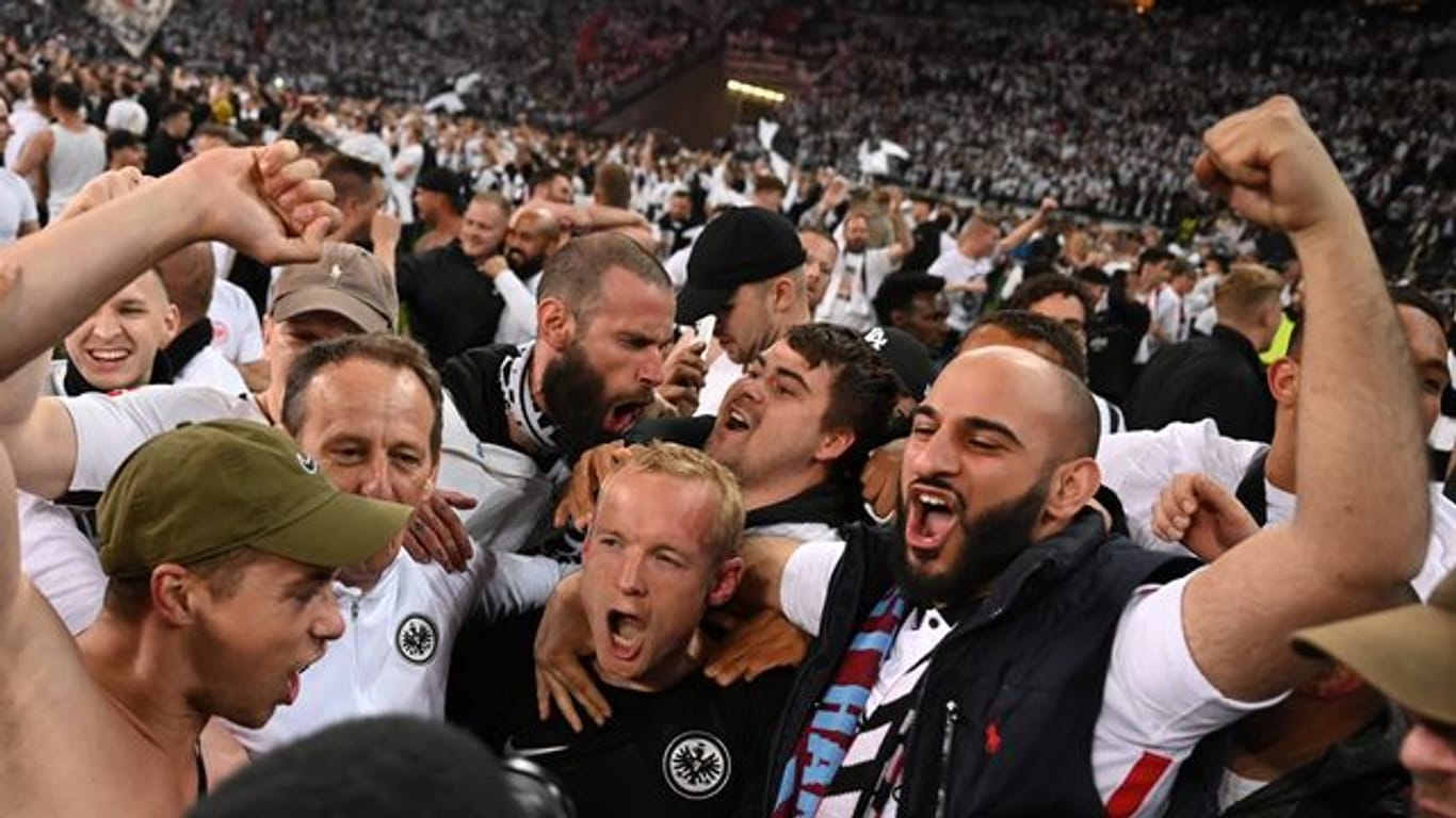 Die Fans von Eintracht Frankfurt feiern den Einzug ins Finale der Europa League.
