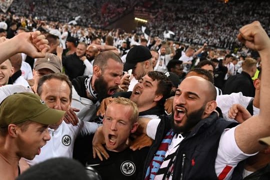 Die Fans von Eintracht Frankfurt feiern den Einzug ins Finale der Europa League.