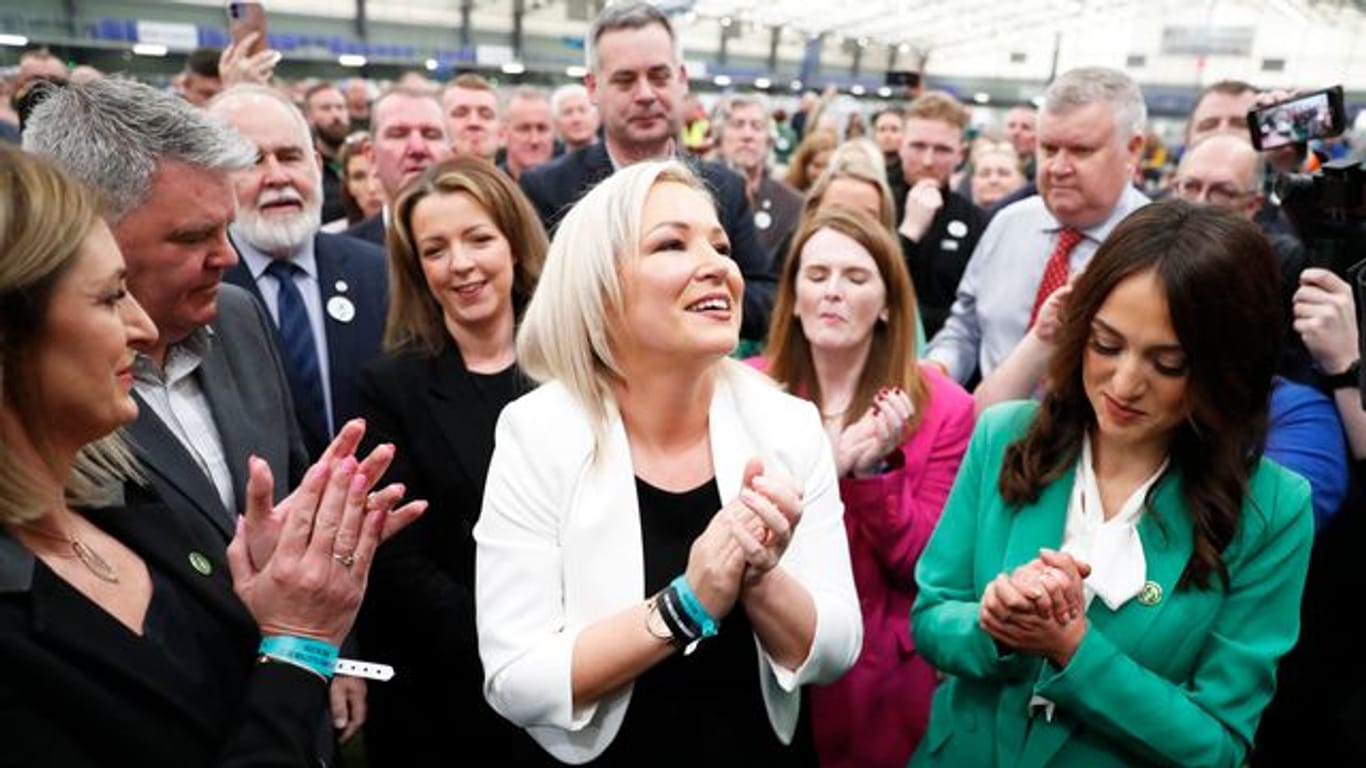 Sinn-Fein-Chefi Michelle O'Neill hat ihr Mandat im Wahlbezirk Mid Ulster verteidigt.