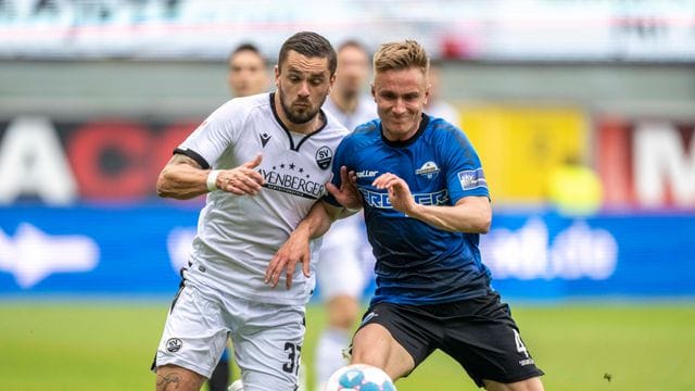 Pascal Testroet (l) vom SV Sandhausen und Paderborns Jasper van der Werff im Zweikampf.