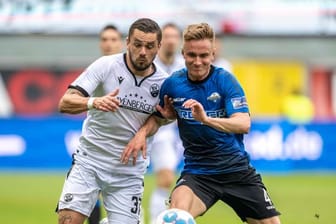 Pascal Testroet (l) vom SV Sandhausen und Paderborns Jasper van der Werff im Zweikampf.