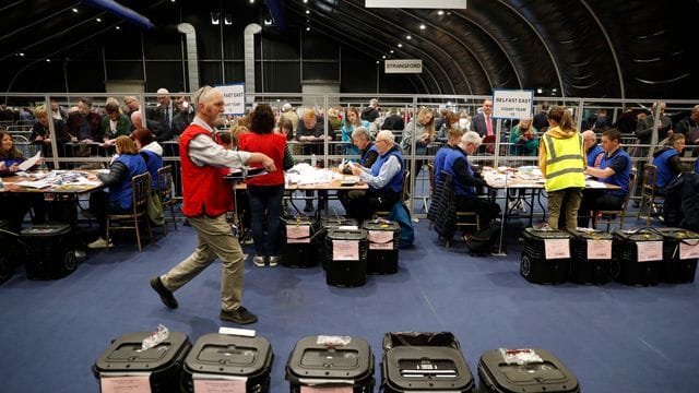 Wahlhelfer beginnen mit der Auszählung der Stimmen bei den Wahlen zum nordirischen Parlament.