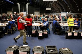 Wahlhelfer beginnen mit der Auszählung der Stimmen bei den Wahlen zum nordirischen Parlament.
