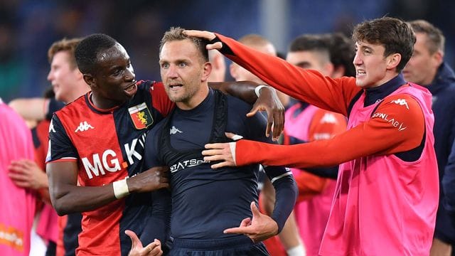 Spieler von Genua jubeln nach dem Sieg gegen Juventus Turin im Luigi Ferraris-Stadion.