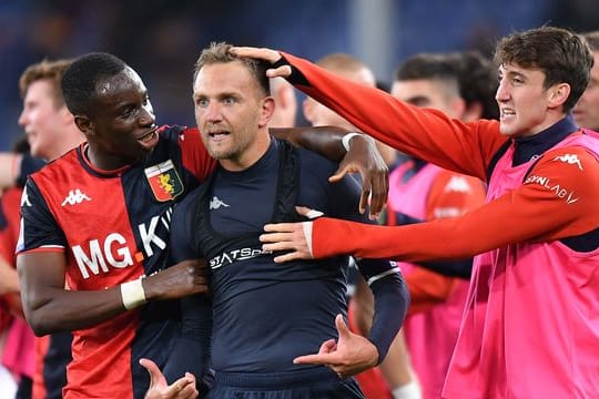 Spieler von Genua jubeln nach dem Sieg gegen Juventus Turin im Luigi Ferraris-Stadion.