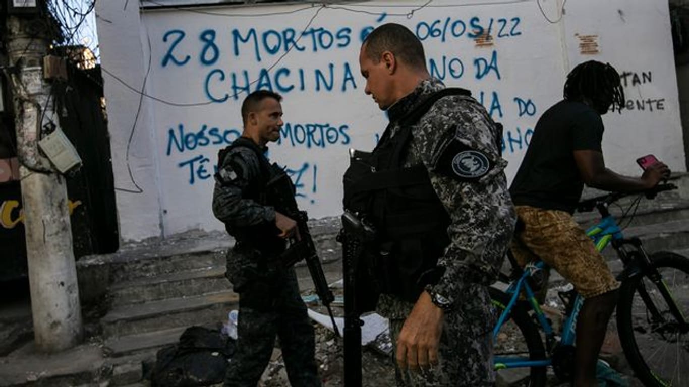 Bereitschaftspolizisten patrouillieren in Rio De Janeiro.