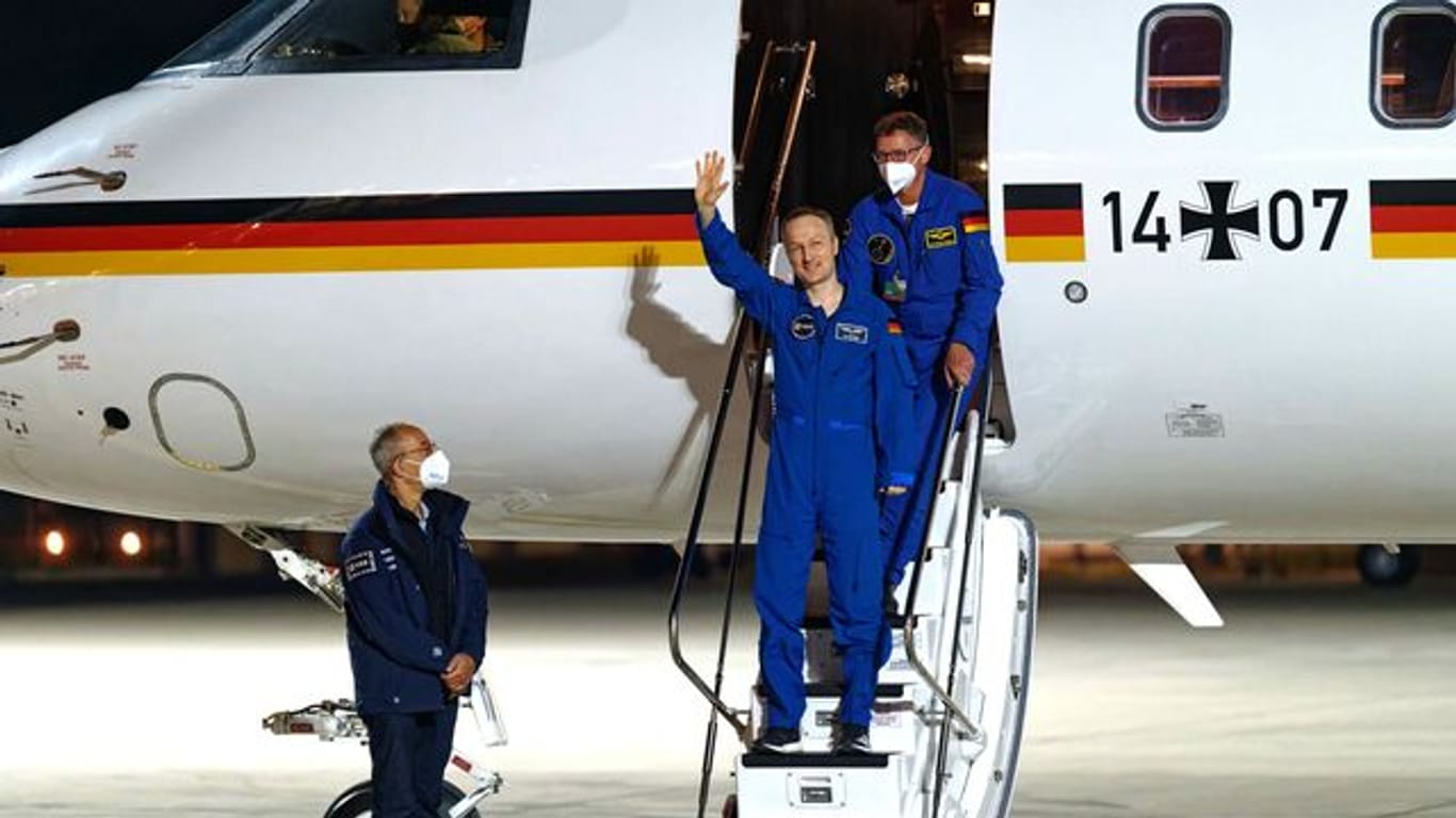 Der Astronaut Matthias Maurer steigt nach seiner Ankunft auf dem Flughafen Köln/Bonn aus dem Flugzeug.