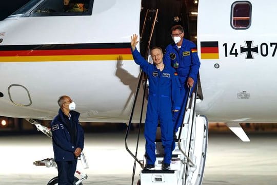 Der Astronaut Matthias Maurer steigt nach seiner Ankunft auf dem Flughafen Köln/Bonn aus dem Flugzeug.