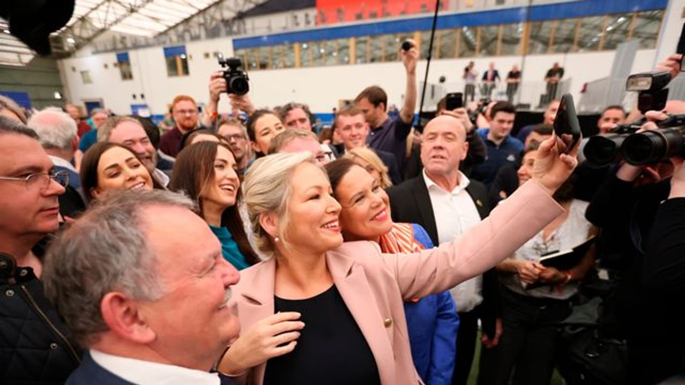 Sinn-Fein-Spitzenkandidatin Michelle O'Neill (Mitte) lässt sich feiern.