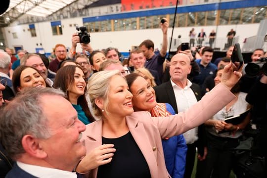 Sinn-Fein-Spitzenkandidatin Michelle O'Neill (Mitte) lässt sich feiern.