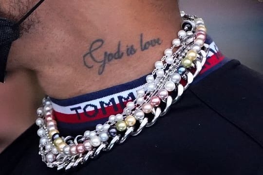 Lewis Hamilton trägt gerne auffälligen Schmuck.