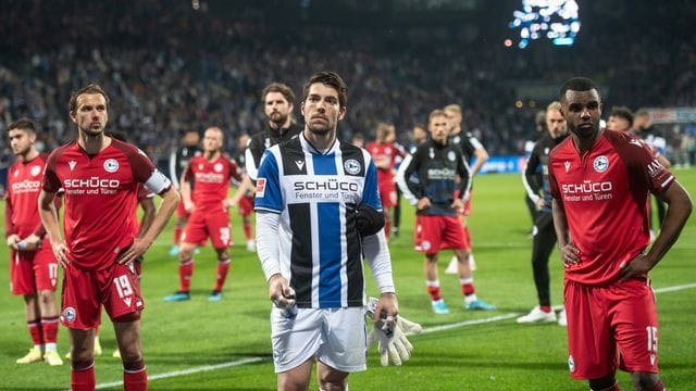 Nach der Niederlage beim VfL Bochum stehen die Bielefelder Spieler geschlagen vor der Fankkurve. Nach der Niederlage beim VfL Bochum stehen die Bielefelder Spieler geschlagen vor der Fankkurve.