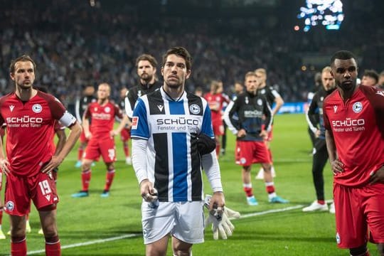 Nach der Niederlage beim VfL Bochum stehen die Bielefelder Spieler geschlagen vor der Fankkurve.