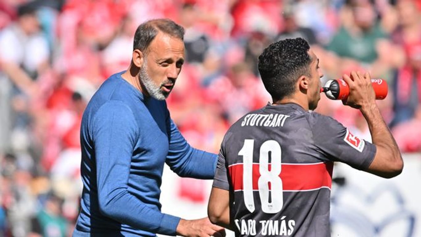 Stuttgarts Trainer Pellegrino Matarazzo (l) im Gespräch mit Tiago Tomas.