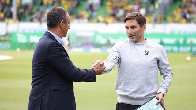 Fürths Geschäftsführer Sport Rachid Azzouzi (l) verabschiedet Trainer Stefan Leitl.