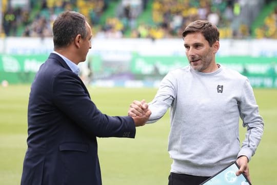 Fürths Geschäftsführer Sport Rachid Azzouzi (l) verabschiedet Trainer Stefan Leitl.