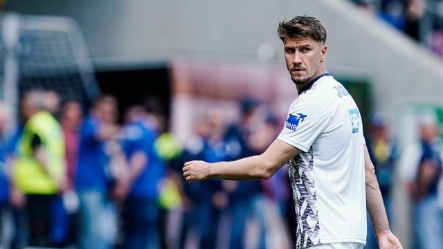 Ermin Bicakcic verlässt nach dem Aufwärmtraining das Spielfeld.
