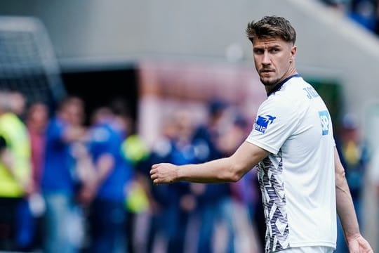 Ermin Bicakcic verlässt nach dem Aufwärmtraining das Spielfeld.