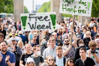Auftaktkundgebung einer Demonstration für eine zügige Legalisierung von Cannabis in Berlin.