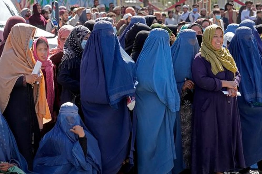 In der Öffentlichkeit dürfen Frauen in Afghanistan nun nur noch im Ganzkörperschleier auftreten.
