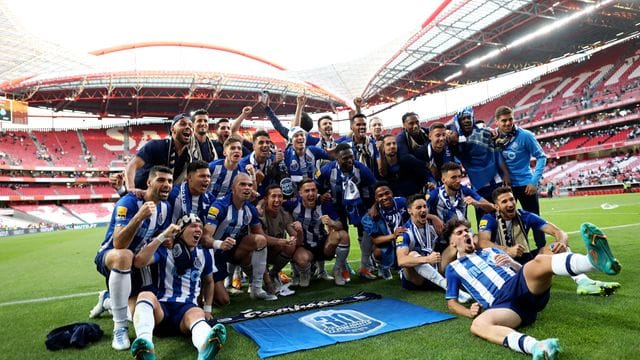 Die Spieler des FC Porto feiern den Gewinn der portugiesischen Meisterschaft. Die Spieler des FC Porto feiern den Gewinn der portugiesischen Meisterschaft.