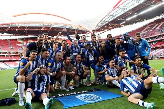 Die Spieler des FC Porto feiern den Gewinn der portugiesischen Meisterschaft.