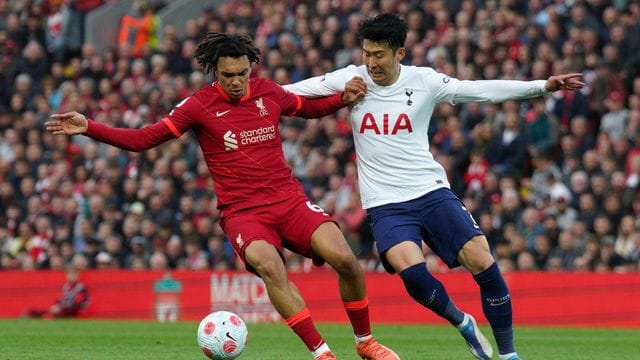 Liverpools Trent Alexander-Arnold (l) und Tottenhams Heung-Min Son kämpfen um den Ball. Liverpools Trent Alexander-Arnold (l) und Tottenhams Heung-Min Son kämpfen um den Ball.