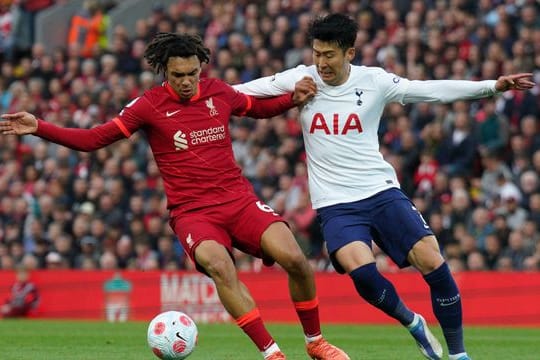 Liverpools Trent Alexander-Arnold (l) und Tottenhams Heung-Min Son kämpfen um den Ball.