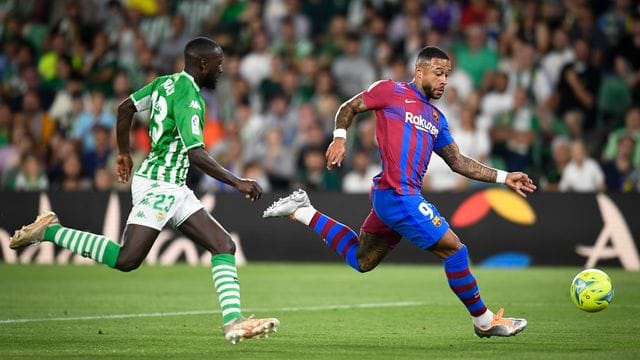 Sevillas Youssouf Sabaly (l) kann Memphis Depay vom FC Barcelona nicht stoppen. Sevillas Youssouf Sabaly (l) kann Memphis Depay vom FC Barcelona nicht stoppen.