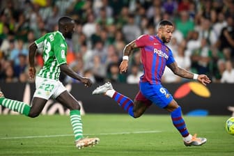 Sevillas Youssouf Sabaly (l) kann Memphis Depay vom FC Barcelona nicht stoppen.