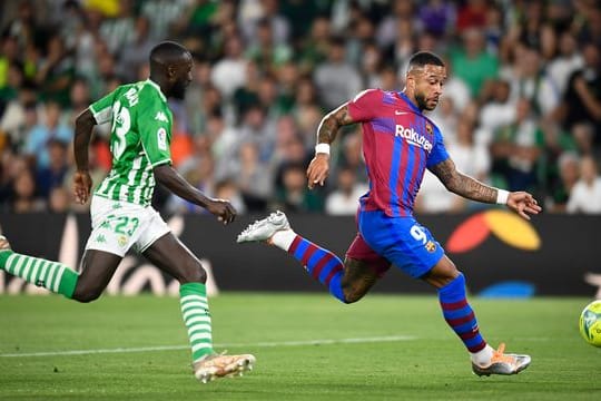 Sevillas Youssouf Sabaly (l) kann Memphis Depay vom FC Barcelona nicht stoppen.