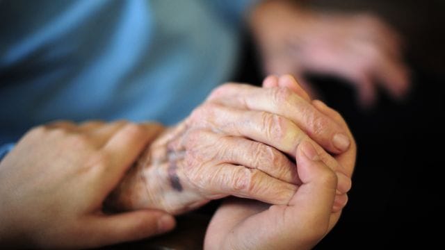 Millionen Menschen werden in Deutschland von Angehörigen gepflegt. Millionen Menschen werden in Deutschland von Angehörigen gepflegt.