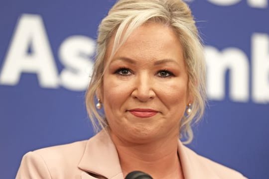 Michelle O'Neill konnte mit ihrer Partei Sinn Fein in Nordirland den Wahlsieg feiern.