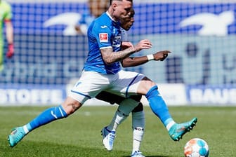 Fußball: Bundesliga, TSG Hoffenheims David Raum (vorne) und Leverkusens Moussa Diaby kämpfen um den Ball.