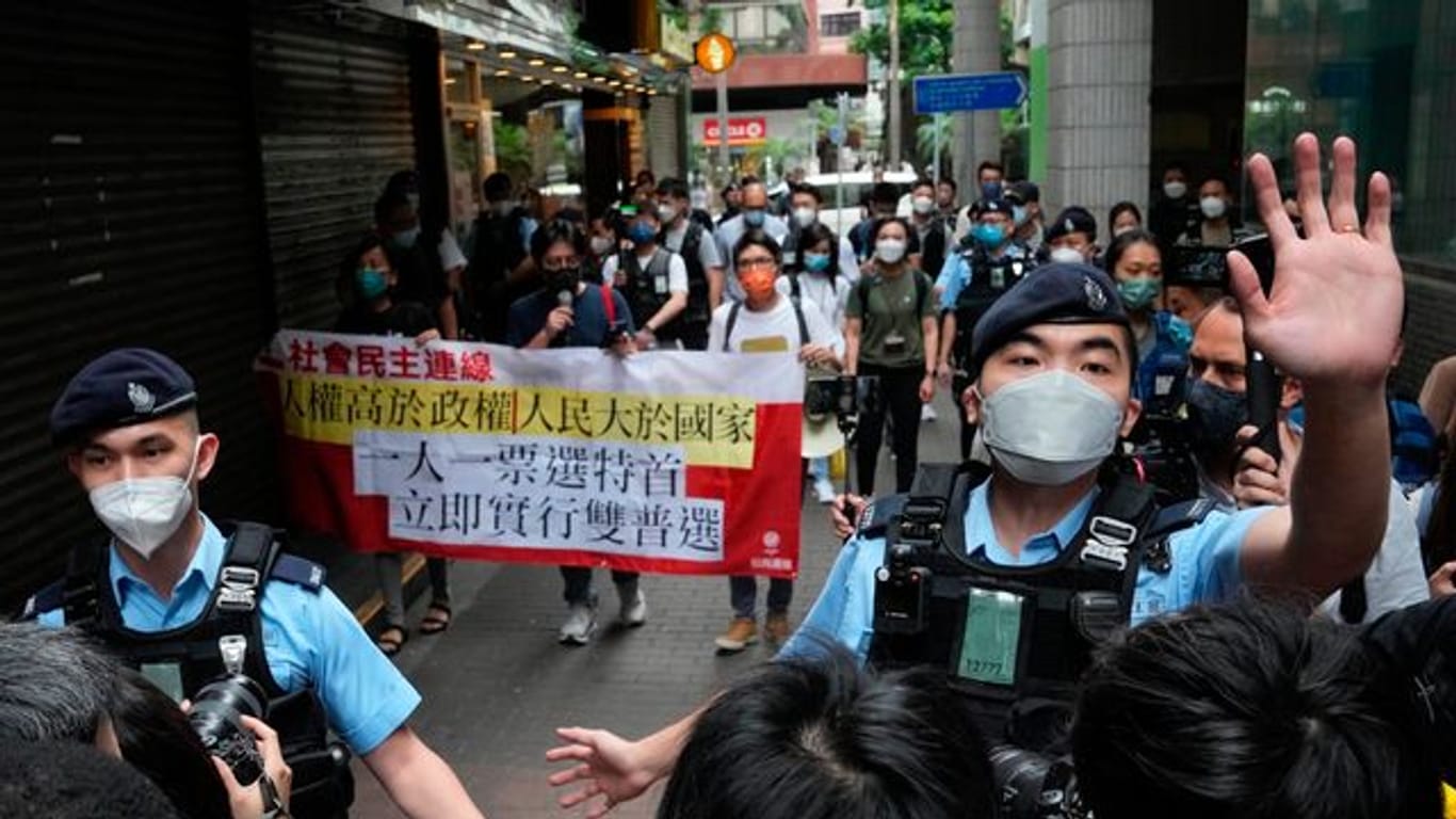 Pro-Demokratie-Demonstranten werden von Polizisten umringt.