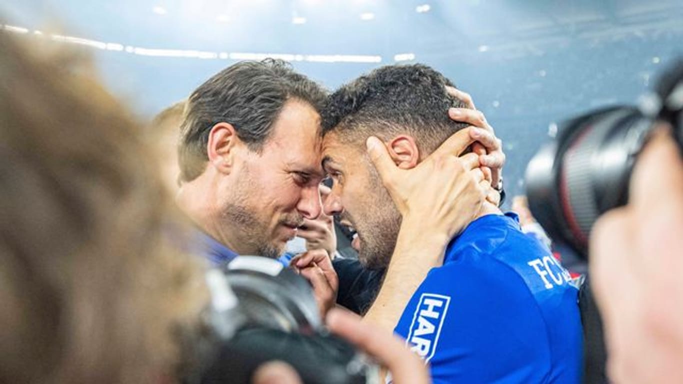 Schalkes Victor Palsson (r) jubelt nach dem Aufstieg.